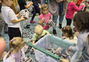 Po zakończonej pracy dzieci sprzątają pozostałe elementy.