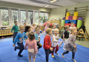 Dzieci wykonują ćwiczenie według instrukcji.