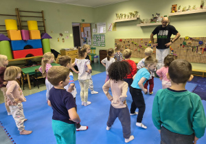 Dzieci wykonują ćwiczenie według pokazu.