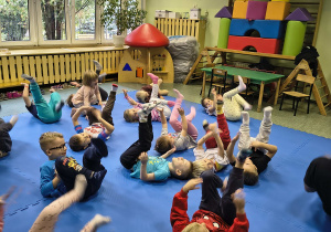 Ćwiczenia pokazowe na lekcji judo dostarczają dzieciom dużo radości.