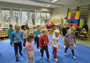 Dzieci próbują w równym tempie wykonać ćwiczenie.