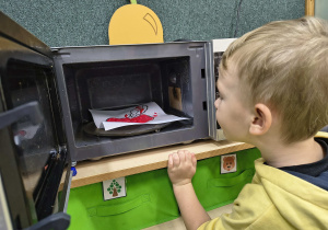 Chłopiec podgląda proces tworzenia się farby 3D.