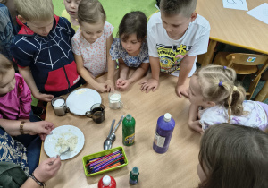 Dzieci obserwują tworzenie rosnącej farby.