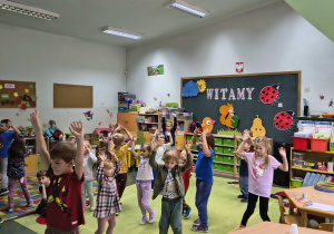 Dzieci wykonują gimnastykę do muzyki.