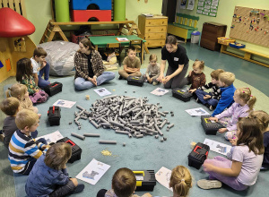 Warsztaty majsterkowania dla dzieci w grupie Biedronek