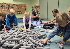 Dzieci wybierają odpowiedniej długości otuliny.