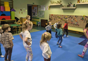 Dzieci kręcą biodrami.