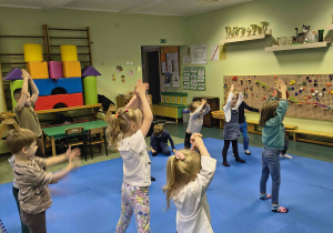 Dzieci wykonują rozgrzewkę przed treningiem.