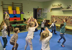 Dzieci wykonują skłony.