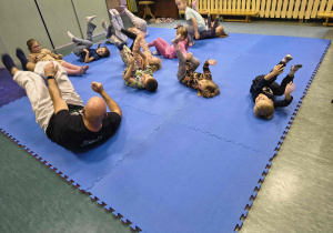 Dzieci wykonują ćwiczenia ogólnorozwojowe.