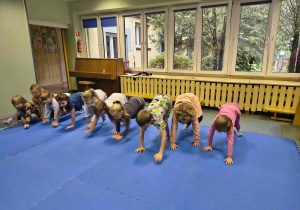 Przedszkolaki czworakują.