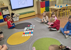 Dzieci układają z nakrywek model wyrazu ekran.