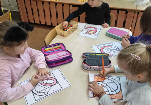 Kolorowanie według podanego kodu małej litery e.