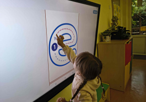 Nauka pisania po śladzie małej litery e.