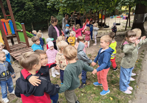 Udział dzieci w zabawie integracyjnej.