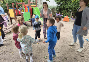 Udział dzieci w zabawie integracyjnej.