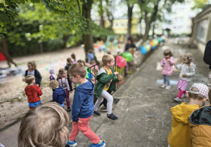 Zabawy swobodne w ogrodzie przedszkolnym.