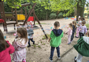 Dzieci malują farbami na folii.