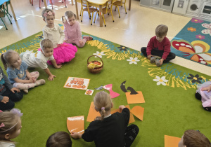 Dziewczynka układa puzzle.