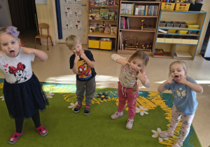 Dzieci robią śmieszne miny.