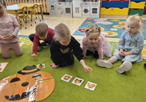 Dziewczynka wskazuje ilustrację dyni.