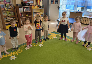 Dzieci szykują się do śpiewania.