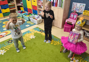 Dzieci śpiewają sto lat.