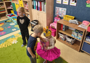 Chłopiec częstuje się cukierkiem.