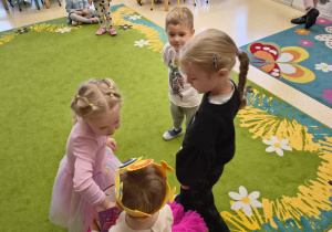 Dziewczynka składa życzenia solenizantce.