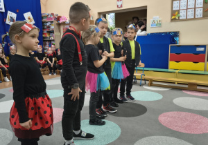 Dzieci recytują wiersz na powitanie.