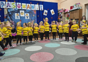 Dzieci z grupy I prezentują program artystyczny.