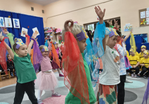 Dzieci z grupy II prezentują taniec.