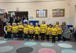 Dzieci z grupy Pszczółek śpiewają piosenkę.