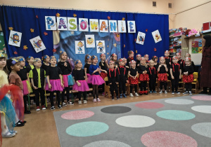 Wspólne śpiewanie piosenki.