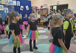 Dzieci z grupy III prezentują program artystyczny.