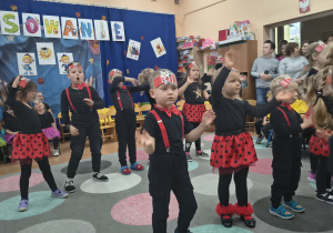 Dzieci z grupy IV prezentują taniec.