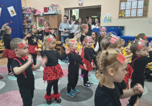 Dzieci z grupy IV śpiewają piosenkę.