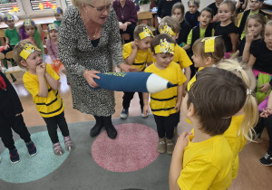 Pani Dyrektor pasuje przedszkolaki.