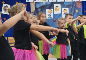 Starszaki rozwiązują quiz.