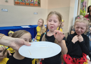 Starszaki uczestniczą w teście odwagi i zjadają cytrynę.