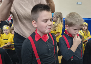 Chłopiec zjada cytrynę.