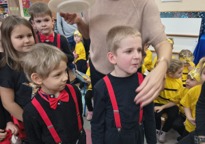 Chłopiec próbuje zjeść cytrynę.