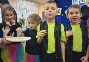 Starszaki zjadają cytrynę.