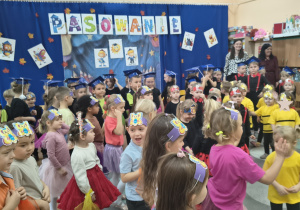 Przedszkolaki uczestniczą we wspólnej zabawie tanecznej.