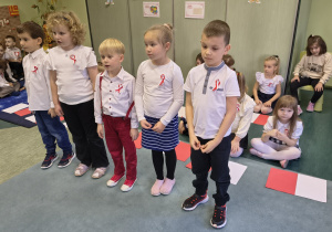 Dzieci recytują wiersz o Polsce.