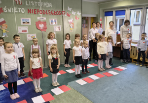 Wspólne śpiewanie hymnu Polski.