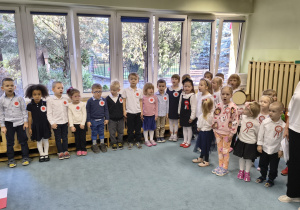 Śpiewanie hymnu Polski.