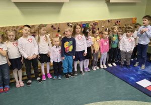 Dzieci śpiewają piosenkę o Polsce.