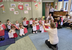 Dzieci z grupy III prezentują taniec z kartkami w kolorach flagi Polski.