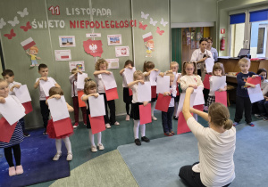 Dzieci z grupy Sówek prezentują taniec.